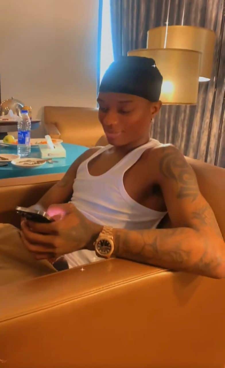 "Popsy behave like a celebrity na" — Mystery lady teases Wizkid (Video)