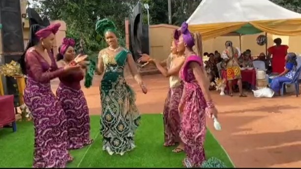 Nigerian lady replaces 'asoebi girls' with her sisters on her wedding (Vid
