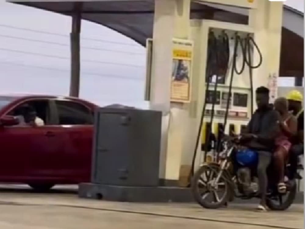 Man in utter disbelief as his babe leaves him on okada, hops into another guy’s car at filling station (Video)