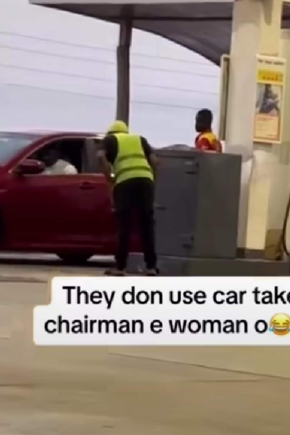 Man in utter disbelief as his babe leaves him on okada, hops into another guy’s car at filling station (Video)