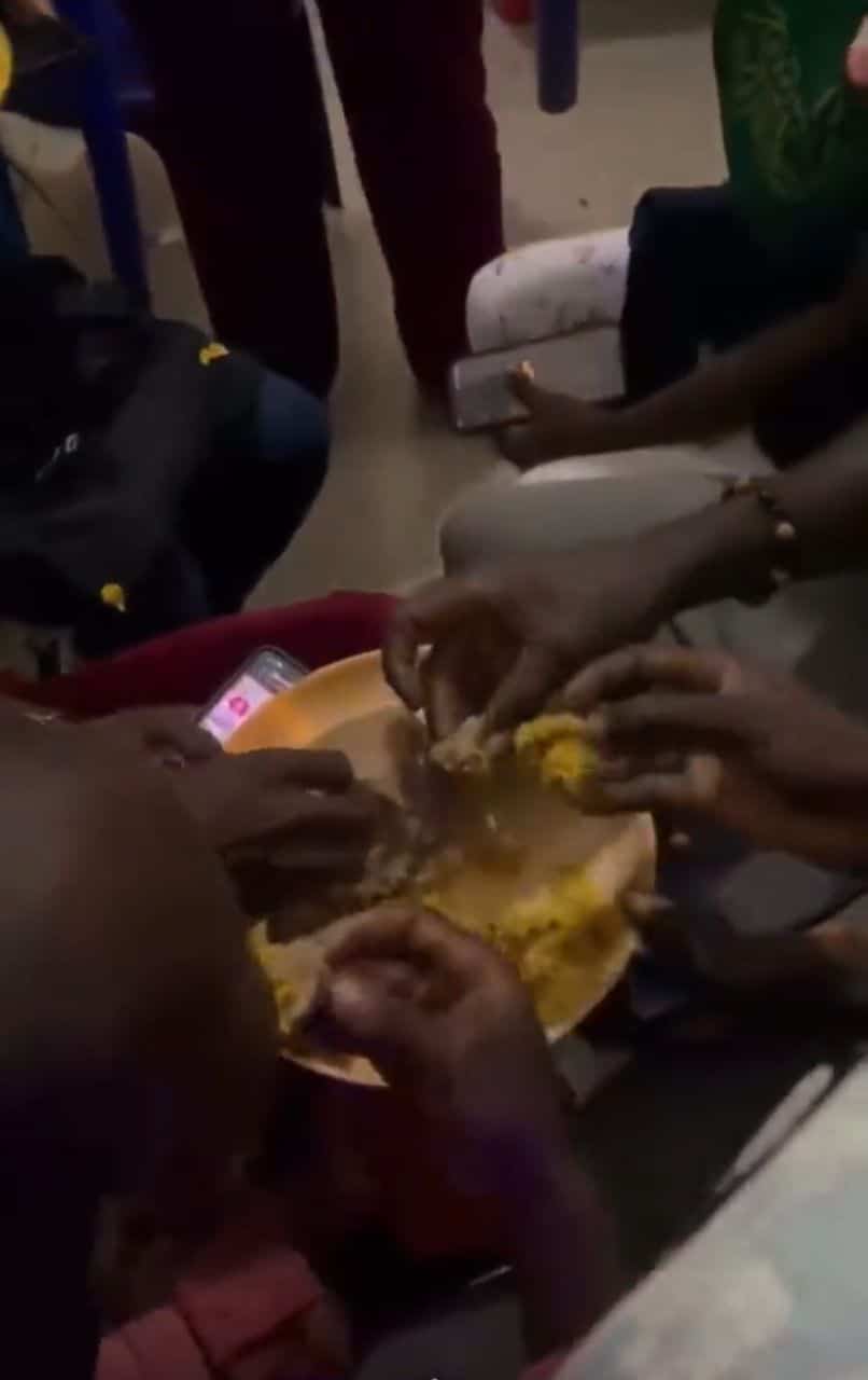 Supporters struggling with food at chef Dammy's cook-a-thon sparks outrage (Video)