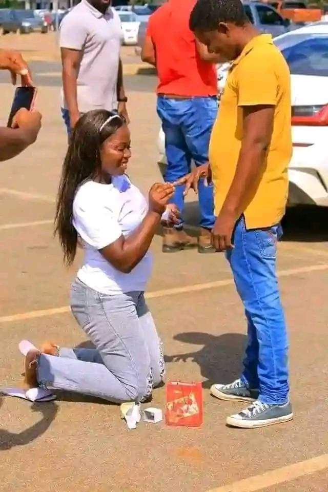 Woman proposes to her man in public