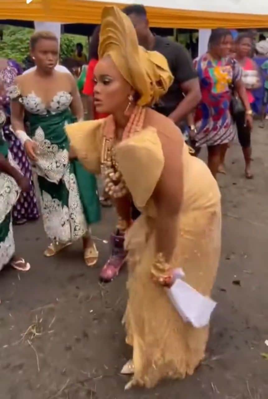 Bride steals the show on traditional wedding day with spectacular dance (Video)