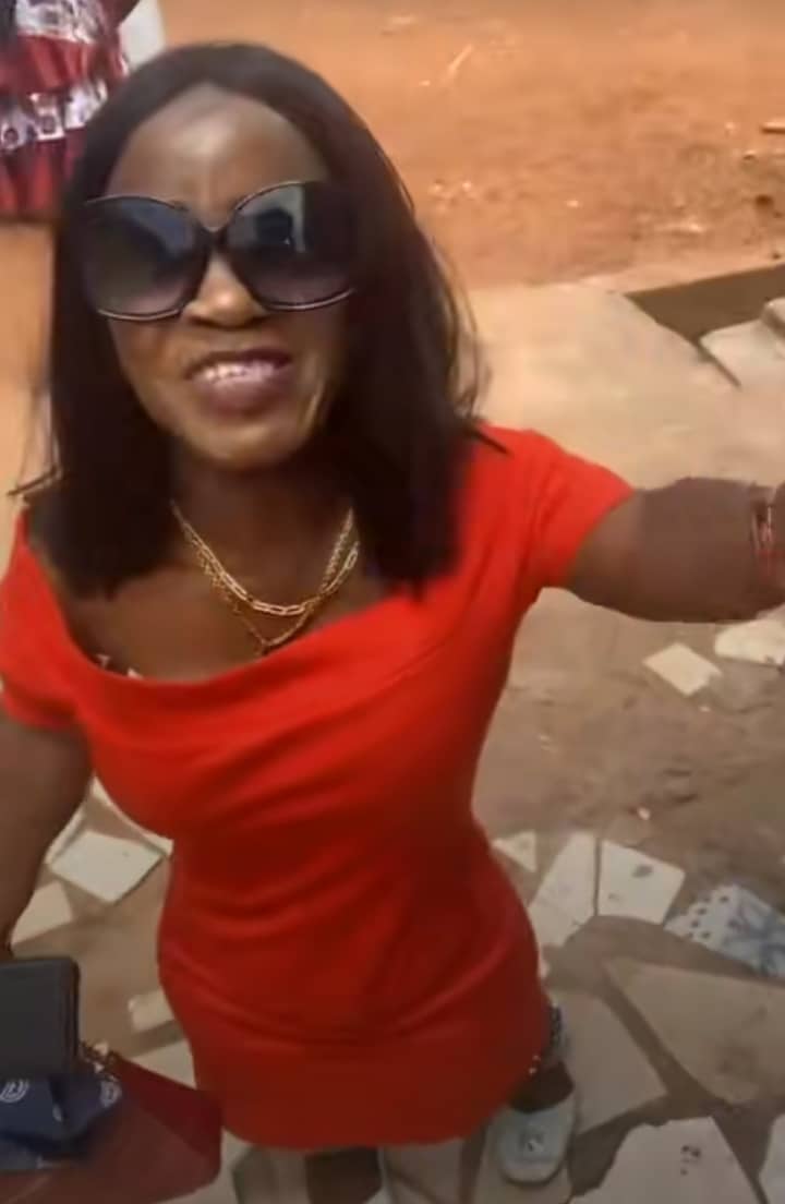 Lady with small stature causes buzz online
