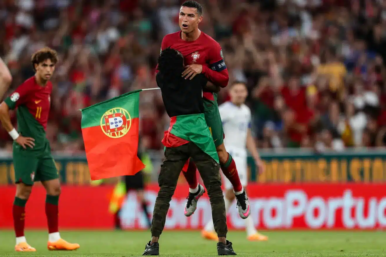 Ronaldo lifted up by pitch invader during Euro qualifiers match 