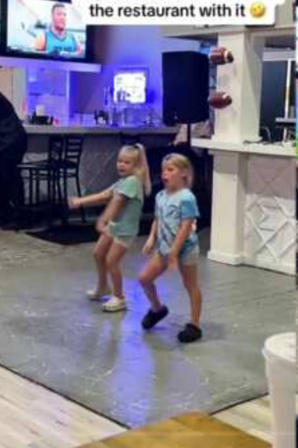 Talented little girls show off spectacular dance skills at restaurant