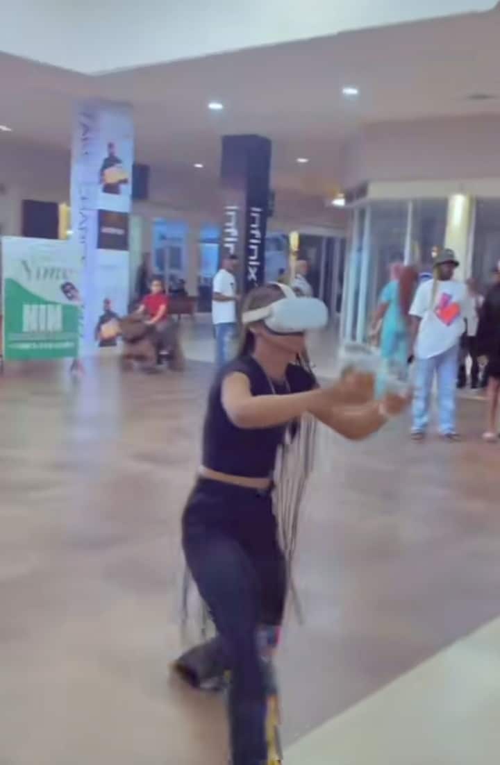 Lady fighting VR glasses mall