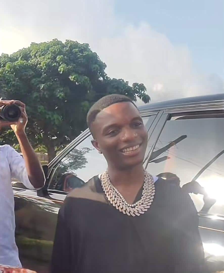 Lady overjoyed after closeup video with Wizkid in Ijebu Ode