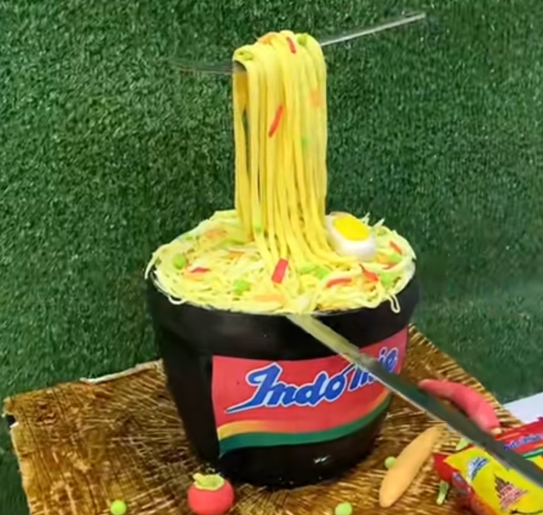 "A master piece"- Talented Nigerian baker wows many with a perfectly baked Indomie Cake