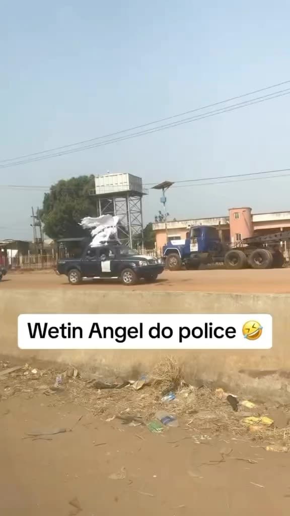 "Dme arrest Angel wey wan blow trumpet" - Reactions as Nigerian Angel seen on top of police moving car