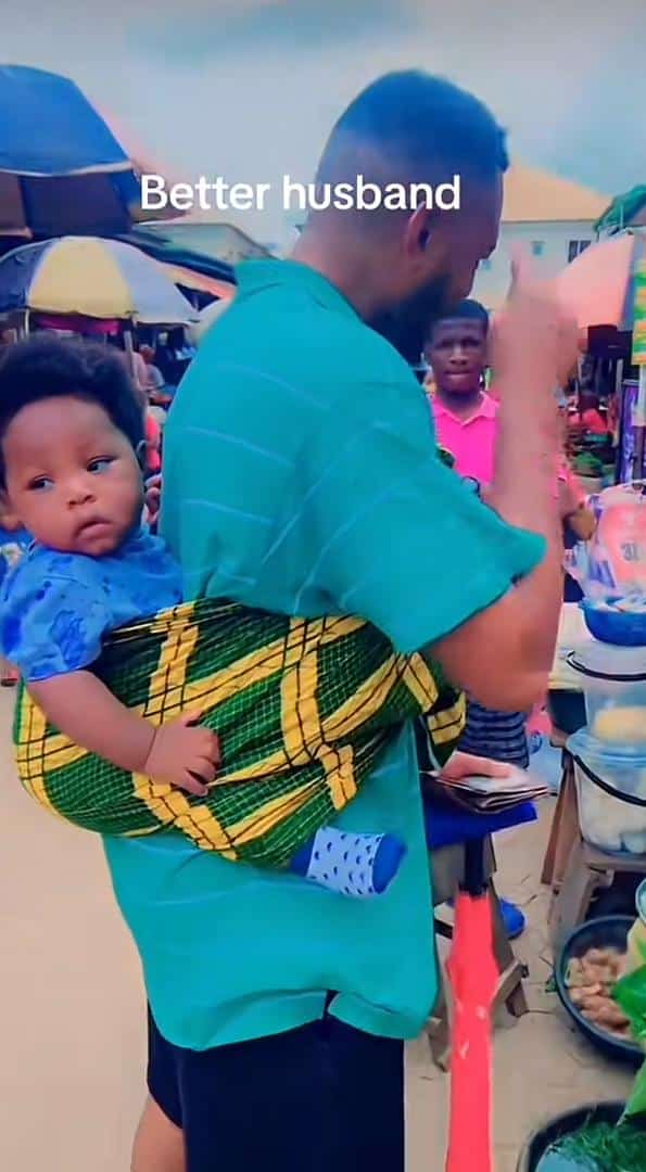 "If na yahoo boy, he go dey form" - Man praised as he storms market backing baby