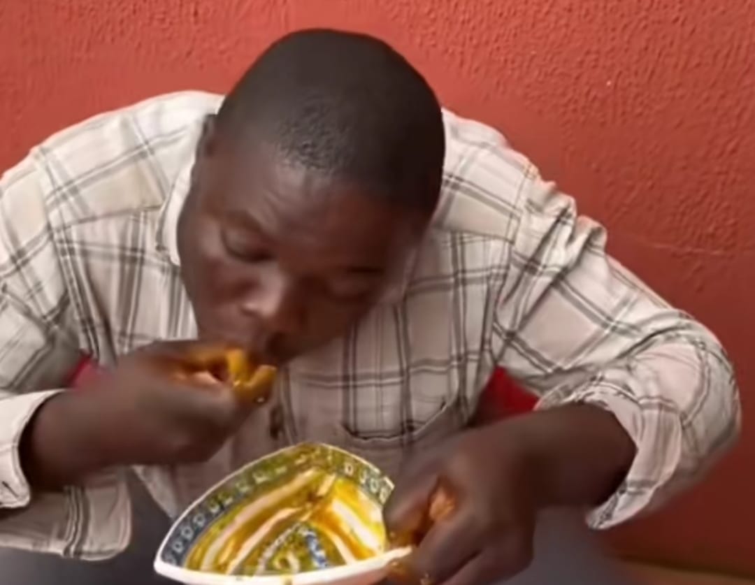 "His super power is swallowing" - Nigerian man wins ₦10k as he finishes 3 big wraps of semo in less than 1 minute